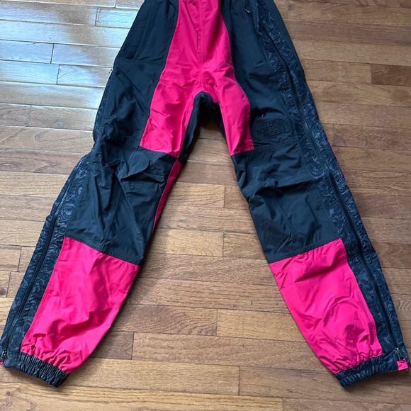 NWOT skiing pants, snow pants by North Face 👖 🎿 - Picture 3 of 9